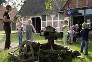 Donnerstags erobern die jungen Besucher im Rahmen des Kinderbauernhofes den Museumsbauernhof Wennerstorf © Freilichtmuseum am Kiekeberg